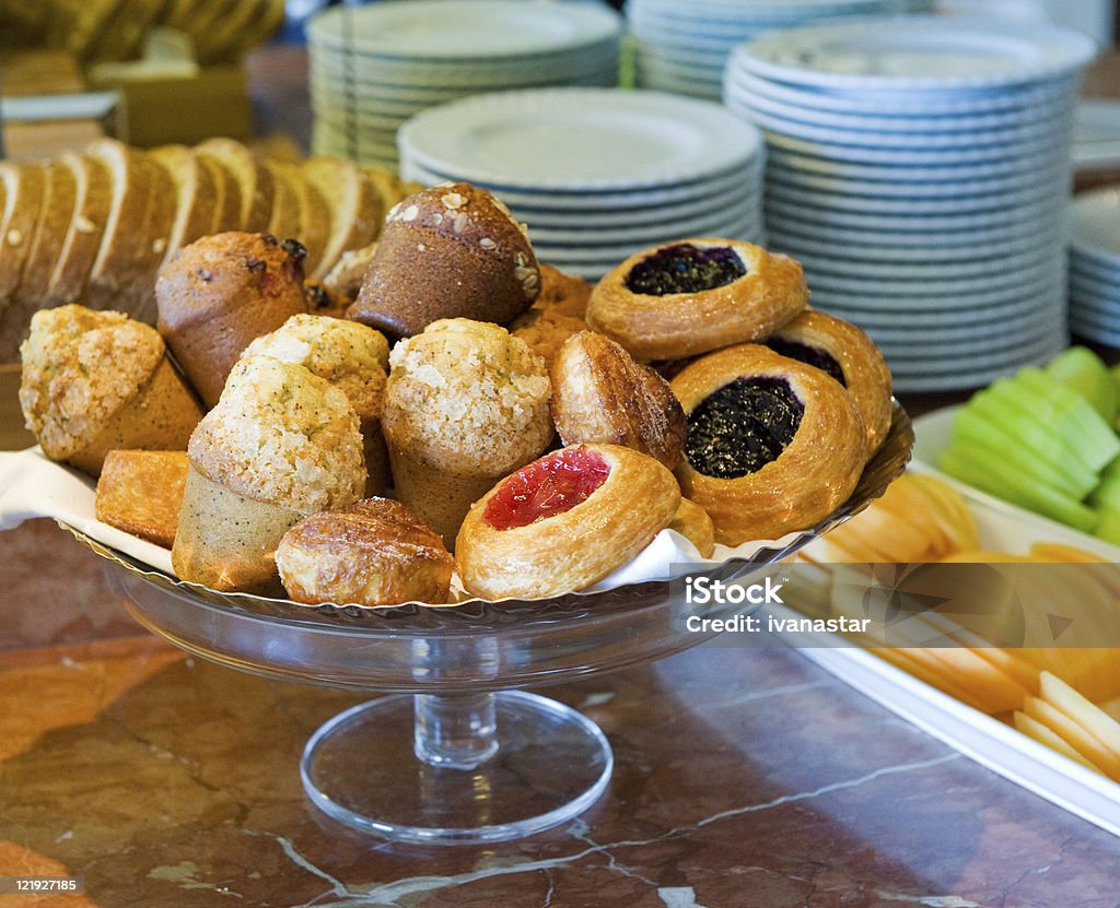Bollos y pasteles daneses en el desayuno - Foto de stock de Al horno libre de derechos