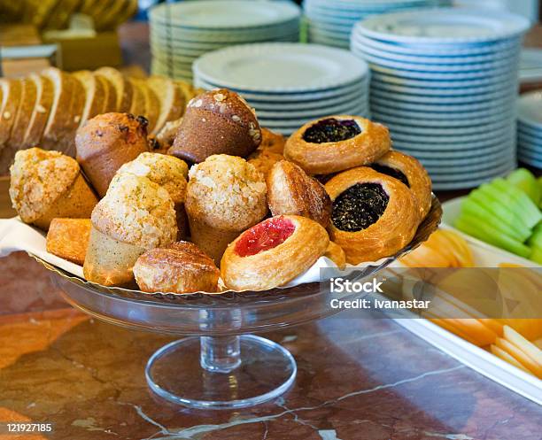 Bollos Y Pasteles Daneses En El Desayuno Foto de stock y más banco de imágenes de Al horno - Al horno, Alimento, Bollo dulce