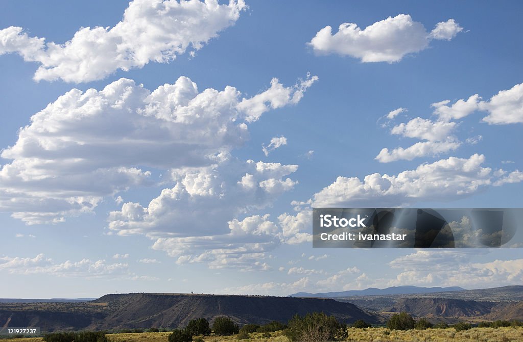 Юго-Западный пейзаж с горами Сандиа - Стоковые фото Живописный роялти-фри