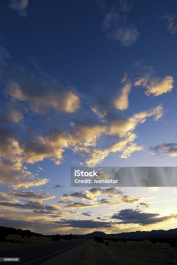 Sonnenuntergang über der Wüste des Südwestens - Lizenzfrei Abenddämmerung Stock-Foto