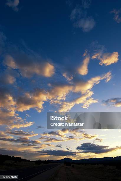 Sonnenuntergang Über Der Wüste Des Südwestens Stockfoto und mehr Bilder von Abenddämmerung - Abenddämmerung, Bedeckter Himmel, Blau