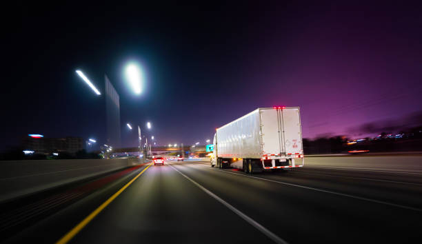 truck miami florida carretera por la noche con entregas - freight transportation driving truck highway fotografías e imágenes de stock
