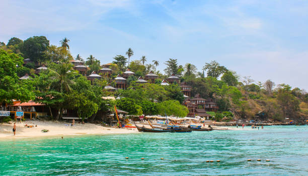 タイ、コピピの��ピピホテルの前のロングテールボート - thailand beach longtail boat cliff ストックフォトと画像
