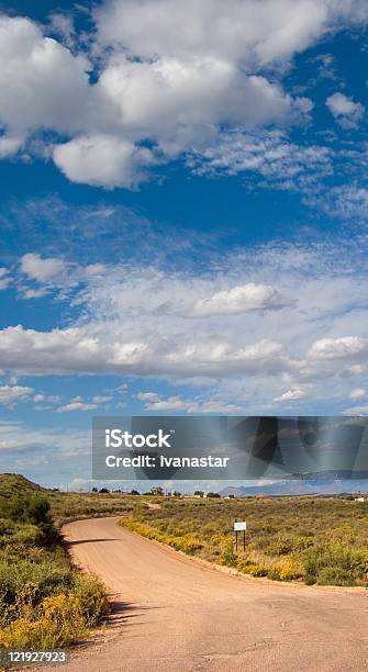 カントリー Road - ニューメキシコ州のストックフォトや画像を多数ご用意 - ニューメキシコ州, 自然の景観, アスファルト