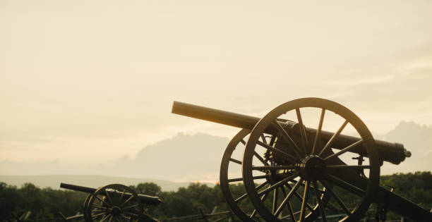 펜실베이니아 주 게티즈버그 국립 군사 공원에서 일몰에 흐릿한 날에 미국 남북 전쟁 대포 여러 개 - american civil war battle conflict gettysburg national military park 뉴스 사진 이미지