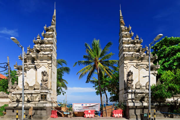 gate till stranden på bali stängd på grund covid-19 utbrott - kuta bildbanksfoton och bilder