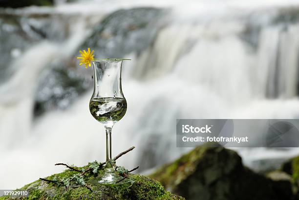 Wasserfall Glas Vor — стоковые фотографии и другие картинки Алкоголь - напиток - Алкоголь - напиток, Вода, Водопад