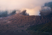 bromo-aktiver-vulkanberg-bei-einem-morgensonnenaufgang-ost-java-insel-in-indonesien.jpg?b=1&s=170x170&k=20&c=8B9HX0irHNc-N7GrhzcjTXgQTVqBbSD-TdwveOtENAQ=