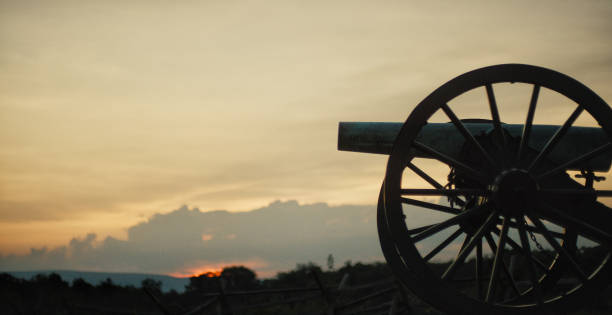 sylwetka armaty wojny secesyjnej z narodowego parku wojskowego gettysburga, pensylwania o zachodzie słońca - american civil war battle conflict gettysburg national military park zdjęcia i obrazy z banku zdjęć