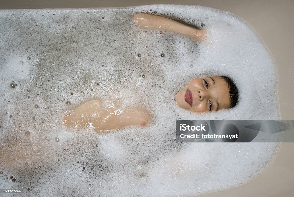친절하다 zeigt Zunge mit Badeschaum - 로열티 프리 거품 목욕 스톡 사진