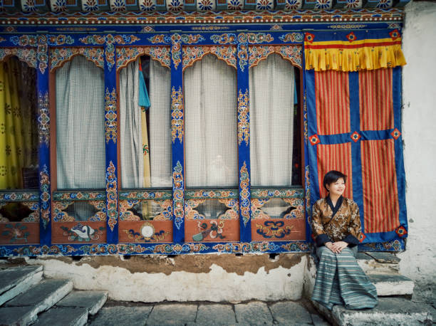 un turista chino asiático sentado en el templo de bután - tibetan buddhism fotos fotografías e imágenes de stock