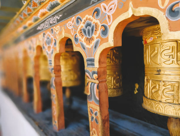 la kora tibétaine ou les roues de pèlerinage et de prière - prayer wheel photos et images de collection