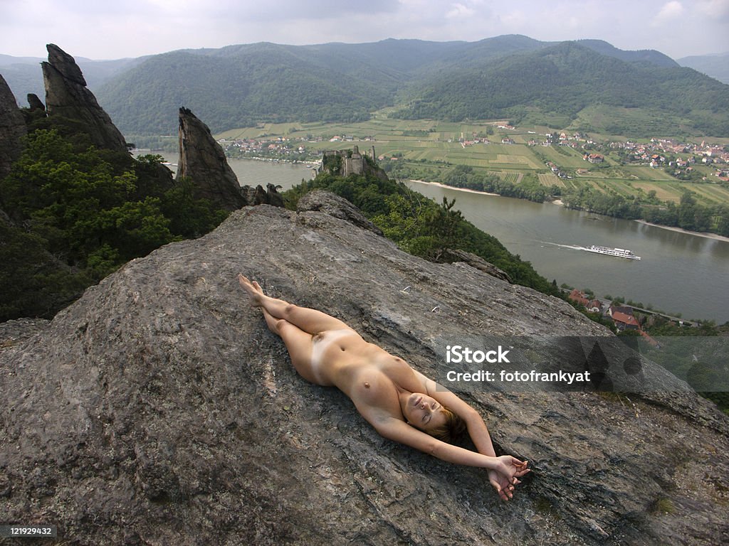 Nackte meditación a. Felsen in der Wachau - Foto de stock de Desnudo libre de derechos