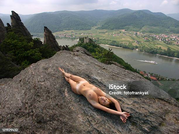 Nackte Meditación A Felsen In Der Wachau Foto de stock y más banco de imágenes de Desnudo - Desnudo, Adulto, Adulto de mediana edad