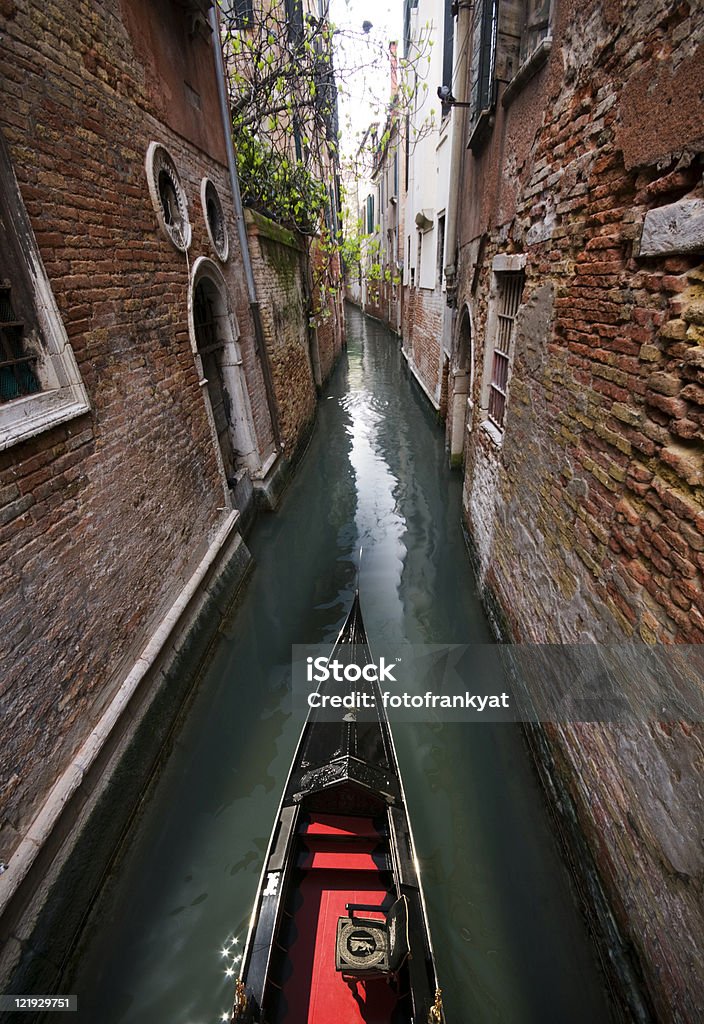 Stivale zwischen Ziegelmauern von Hausfassaden a Venezia - Foto stock royalty-free di Acqua