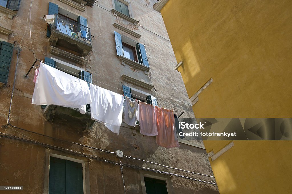 Wäsche un der Hausfassade in Venedig - Foto stock royalty-free di Antico - Condizione