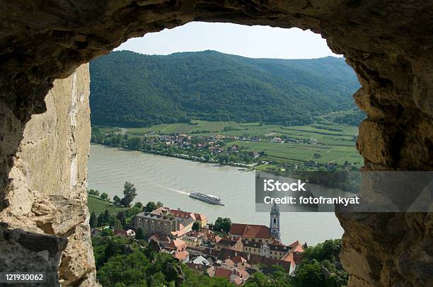 Durchblick Im Sterben Wachau Auf Dürnstein Mit Donauschiff Querformat Stockfoto und mehr Bilder von Abtei