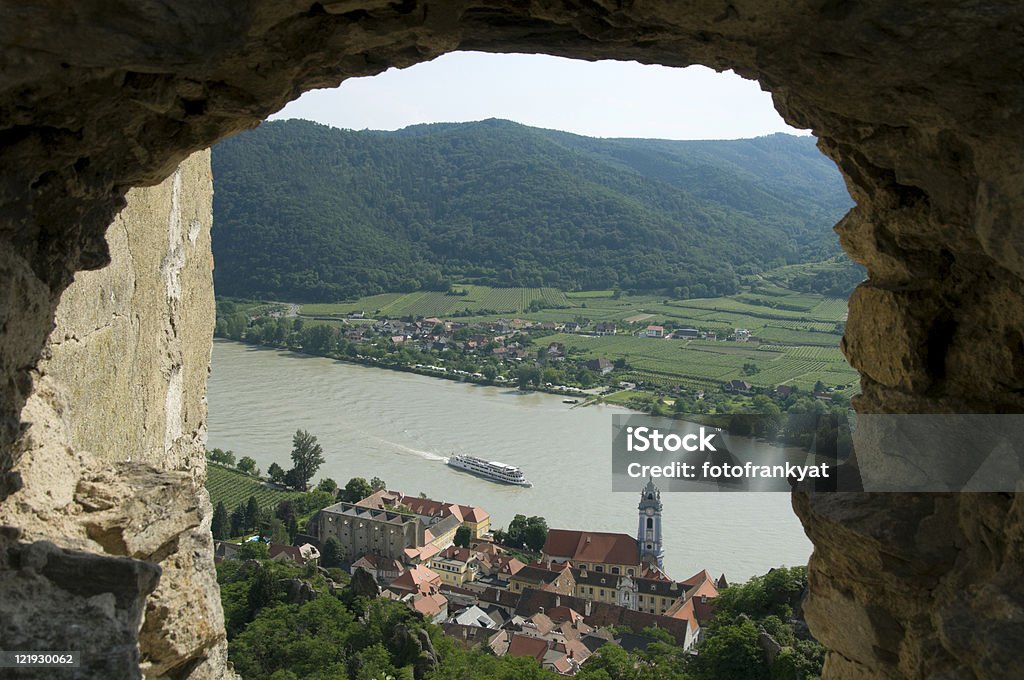 Durchblick in 디에 Wachau auf Dürnstein mit Donauschiff querformat - 로열티 프리 0명 스톡 사진