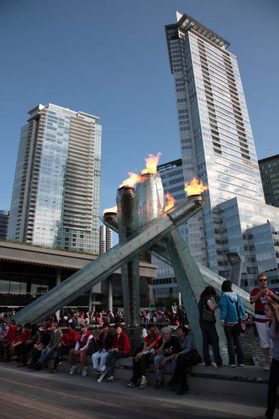 der olympische kesselverbrennungs-winter2010 und der kohlehafen von vancouver - winter olympic games stock-fotos und bilder