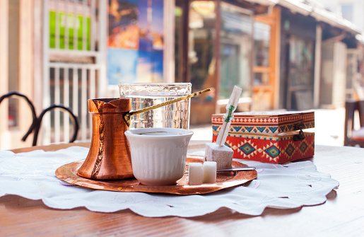 Café bosnio tradicional servido con delicias tradicionales en una cafetería photo