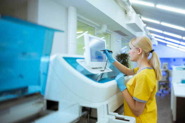 Women doctor in Medical laboratory working test with medical samples using modern equipment. Laboratory Medical Equipment Medical devices for analyzes. Blood tested for Coronavirus (COVID-19), cancer, AIDS and other, definition of DNA, virus. mujeres doctoras en laboratorio médico prueba de trabajo con muestras médicas utilizando equipos modernos. equipos médicos de laboratorio dispositivos médicos para análisis. sangre analizada para coronavirus (covid-19), cáncer, sida y otras enfermeda