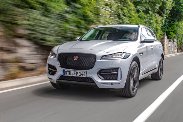 jaguar f-pace - speed horizontal commercial land vehicle automobile industry imagens e fotografias de stock