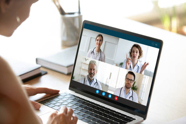 weibliche krankenschwester haben webcam-konferenz mit ärzten kollegen - internet konferenz stock-fotos und bilder