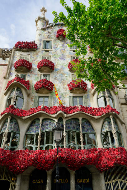 каса батле, украшенный для ежегодного фестиваля сант-джорди - barcelona antonio gaudi outdoors vertical стоковые фото и изображения