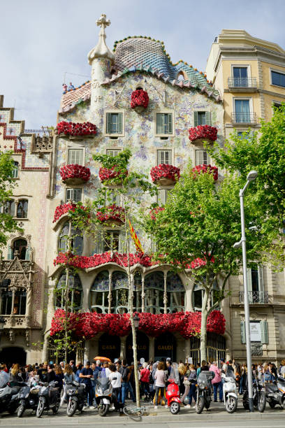 casa batlla dekoriert für das jährliche sant jordi festival - barcelona antonio gaudi casa battlo spain stock-fotos und bilder