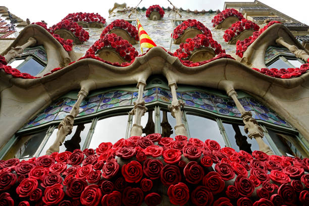 каса батле, украшенный для ежегодного фестиваля сант-джорди - barcelona antonio gaudi casa battlo spain стоковые фото и изображения