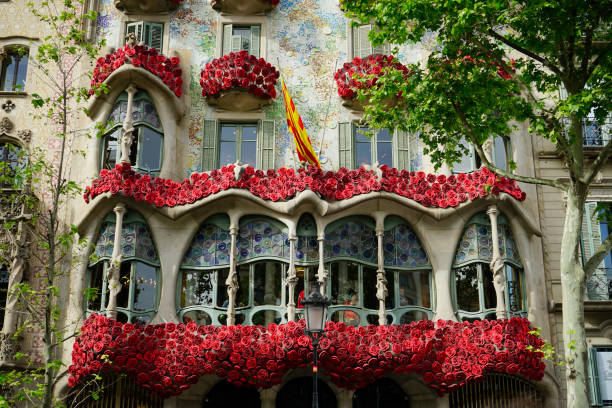 casa batlla dekoriert für das jährliche sant jordi festival - barcelona antonio gaudi casa battlo spain stock-fotos und bilder