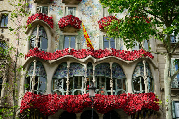 la casa batllô décorée pour le festival annuel de sant jordi - barcelona antonio gaudi casa battlo spain photos et images de collection