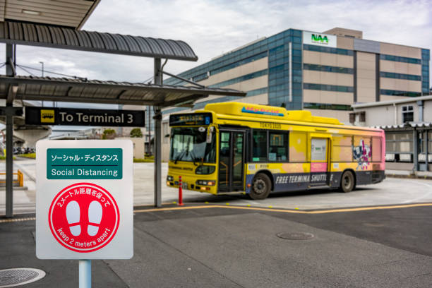 социальный знак дистанцирования в аэропорту нарита с шаттлом, украшенным к олимпиаде в токио - summer olympic games стоковые фото и изображения