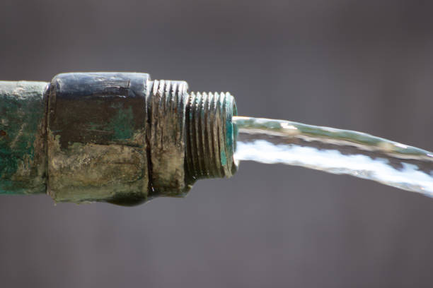 seitenansicht aus nächster nähe des wassers, das aus einer brunnendüse kommt - fountain water physical pressure splashing stock-fotos und bilder