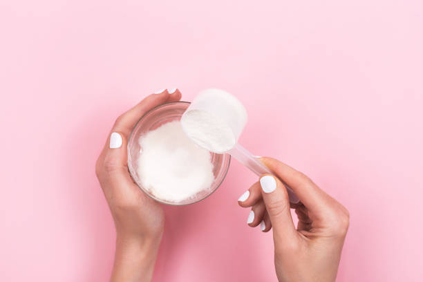 woman hands with a scoop with collagen or protein powder. - face powder imagens e fotografias de stock