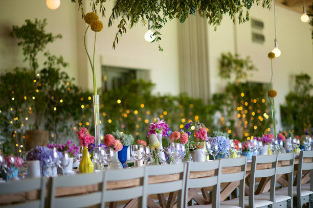 jantar de arranjo de flores de verão colorido do casamento com luzes de corda - hotel hotel reception flower flower arrangement - fotografias e filmes do acervo