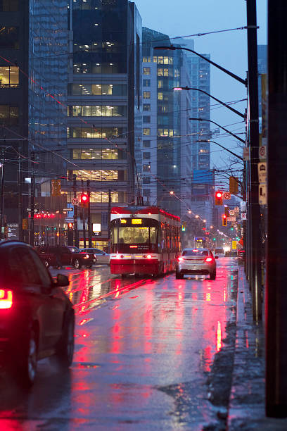 雨の夜のトロントの都市道路 - taxi city life toronto ontario ストックフォトと画像