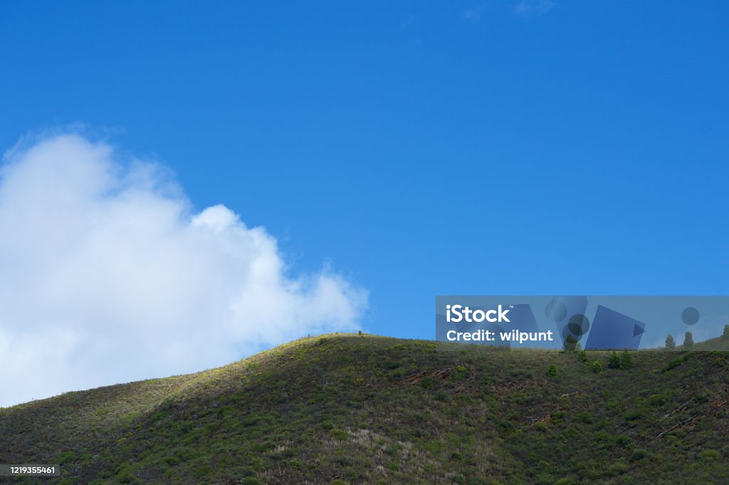 Wolk op de Heuvel - Royalty-free Achtergrond - Thema Stockfoto