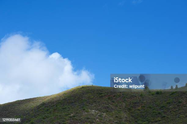 Wolk Op De Heuvel Stockfoto en meer beelden van Achtergrond - Thema - Achtergrond - Thema, Berg, Bergketen