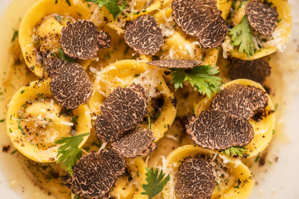 트러플 라비올리 1 - edible mushroom mushroom ravioli basil 뉴스 사진 이미지