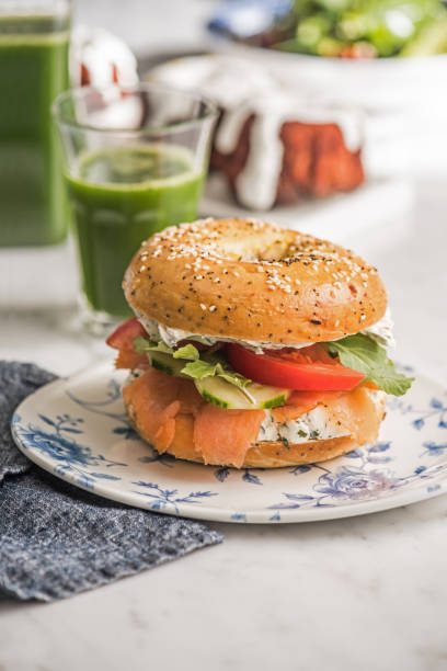 lox e bagel sandwich in una tavola calda - bun sandwich vegetable cream cheese foto e immagini stock