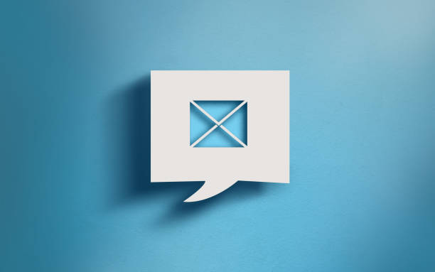 青の背景に正方形の吹き出しの電子メールシンボル - チャットのフキダシ 写真 ストックフォトと画像