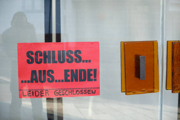 sign on door of department store informing about closing down - business closed imagens e fotografias de stock