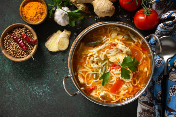 툭파 수프 인도 요리. 치킨 생강, 실란트로, 마늘을 그릇에 얹은 뜨거운 국수 수프. 상단보기 평면 누워 배경입니다. 공간을 복사합니다. - noodle soup 뉴스 사진 이미지