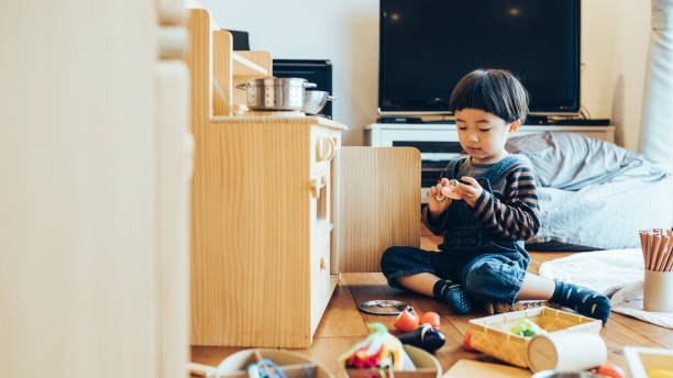 маленький мальчик, играющий дома - japanese culture japanese ethnicity japan toy стоковые фото и изображения