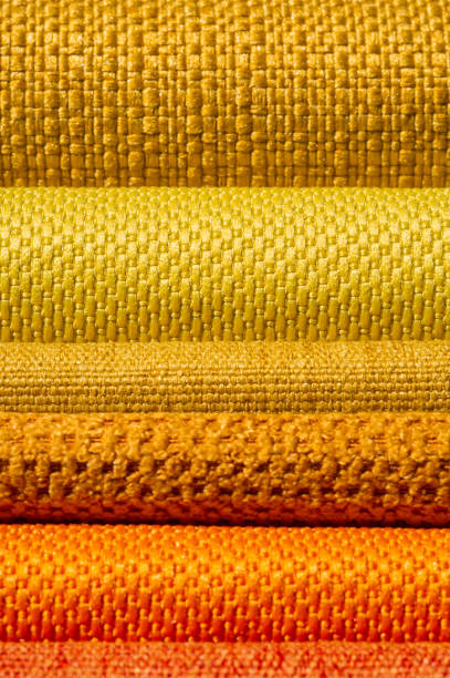 catálogo de telas en tonos amarillos anaranjados. muestra de tela. antecedentes de la industria. - kleenex yellow white pink fotografías e imágenes de stock