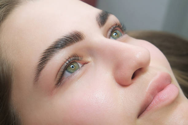 fermez vers le haut du verticale de femme obtenant des procédures de beauté dans le salon de spa - formica photos et images de collection