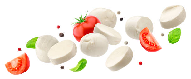 queso mozzarella caído aislado sobre fondo blanco - caprese salad fotos fotografías e imágenes de stock