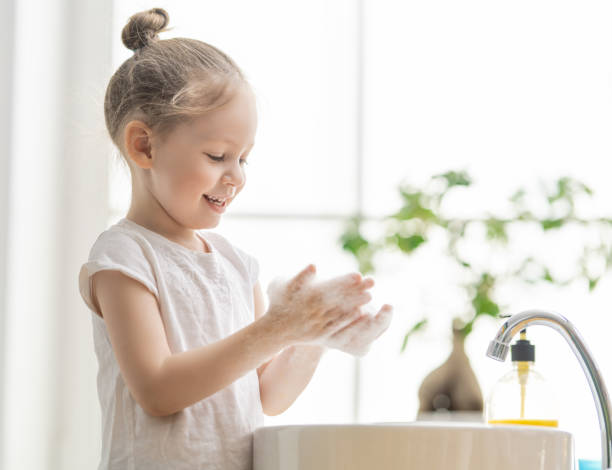 女の子は手を洗っています - washing hands human hand washing hygiene ストックフォトと画像