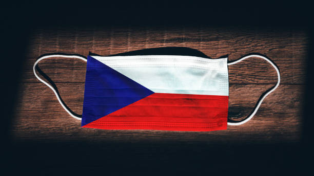 捷克共和國國旗在醫療,外科,保護面具在黑色木背景。冠狀病毒covid"u201319,預防感染,疾病或流感。緊急狀態,鎖定... - 緊急狀態 圖片 個照片及圖片檔